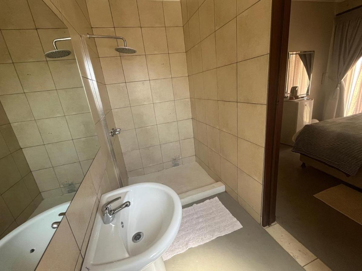 רסטנבורג Toro Guest House מראה חיצוני תמונה